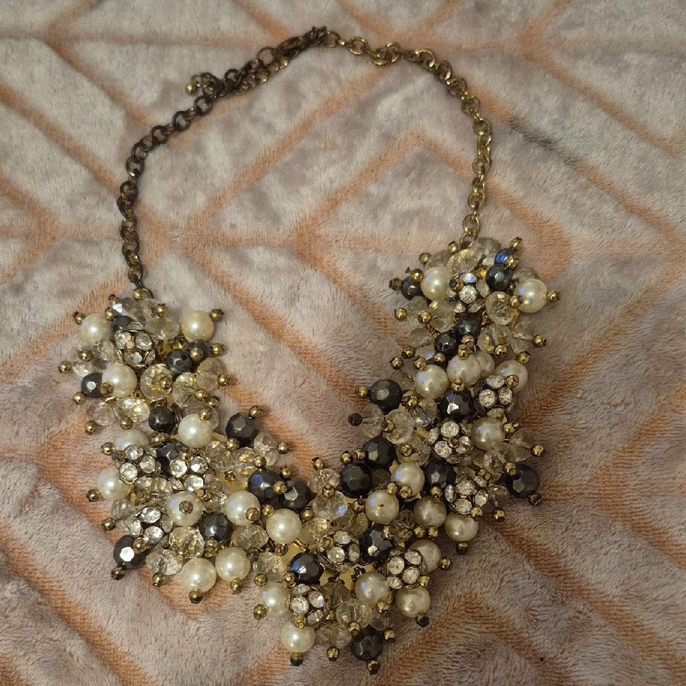 Elegant Pearl and Crystal Cluster Necklace